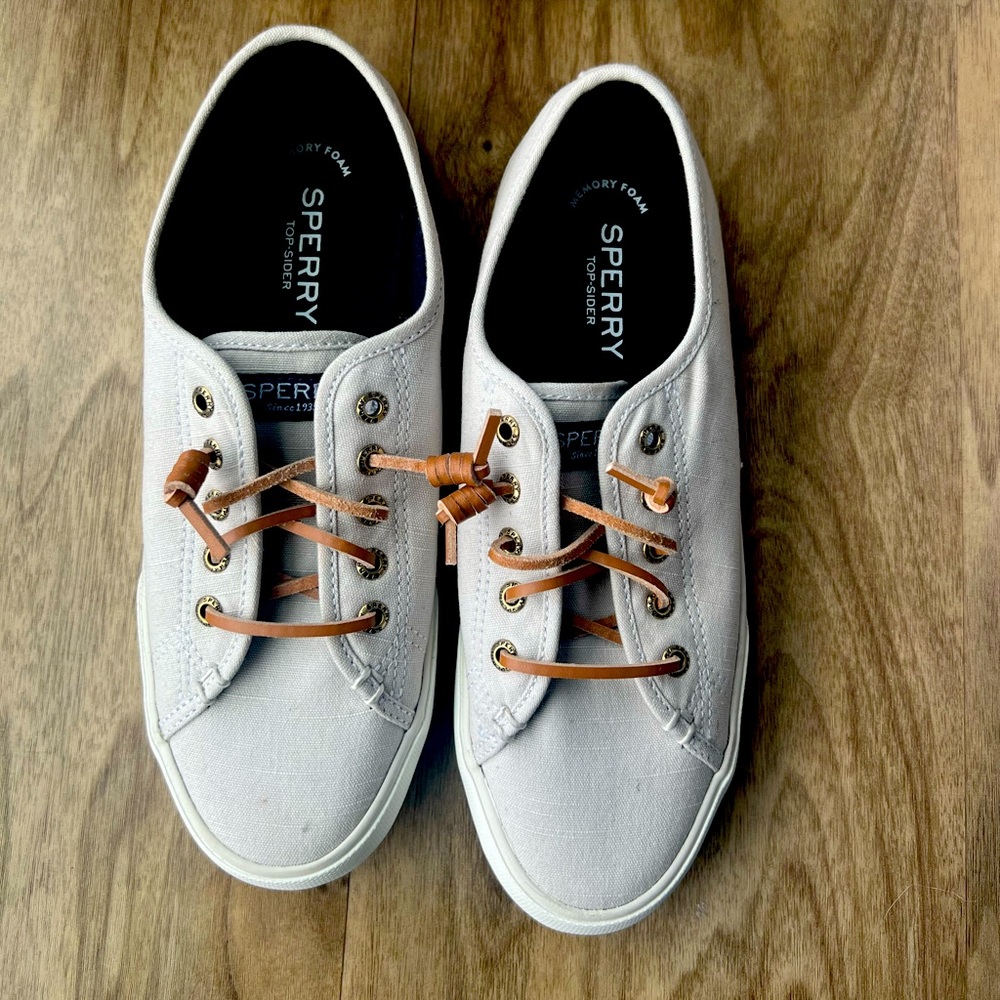 Women's Crest Vibe Sneaker Oat color